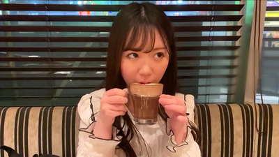 Ajo është një shoqe që i përkiste të njëjtit klub në universitet. Dhe ajo është vajza më tërheqëse në klub. Kjo është një atmosferë seksi japoneze.