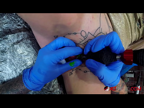 ❤️ E dashura jashtëzakonisht e bërë me tatuazhe, Sully Savage, bëri një tatuazh në klitorisin e saj ❤❌ Video seksi në pornografi sq.desixxxtube.ru